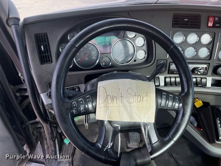 image for item EI0705 2017 Kenworth T880 semi truck