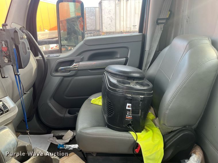 image for item EI0705 2017 Kenworth T880 semi truck