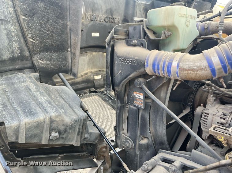 image for item EI0705 2017 Kenworth T880 semi truck