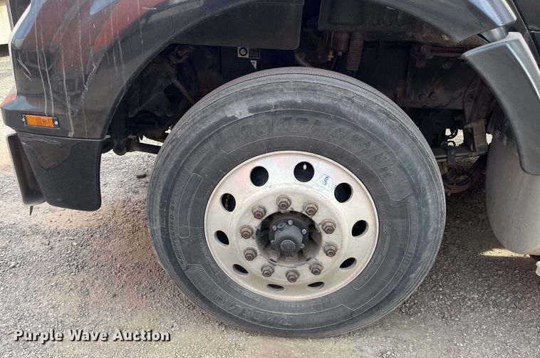 image for item EI0705 2017 Kenworth T880 semi truck