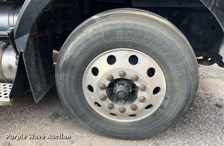 image for item EI0705 2017 Kenworth T880 semi truck