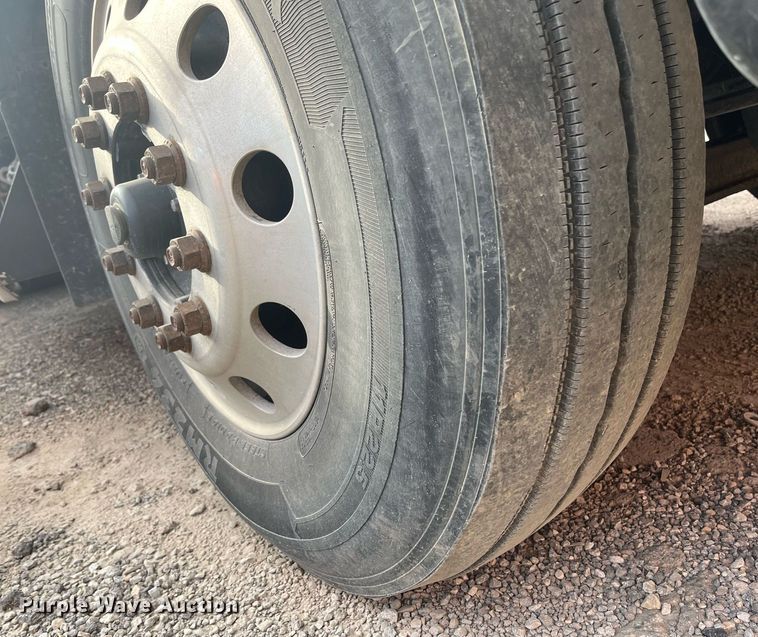 image for item EI0705 2017 Kenworth T880 semi truck