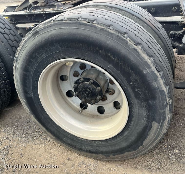 image for item EI0705 2017 Kenworth T880 semi truck