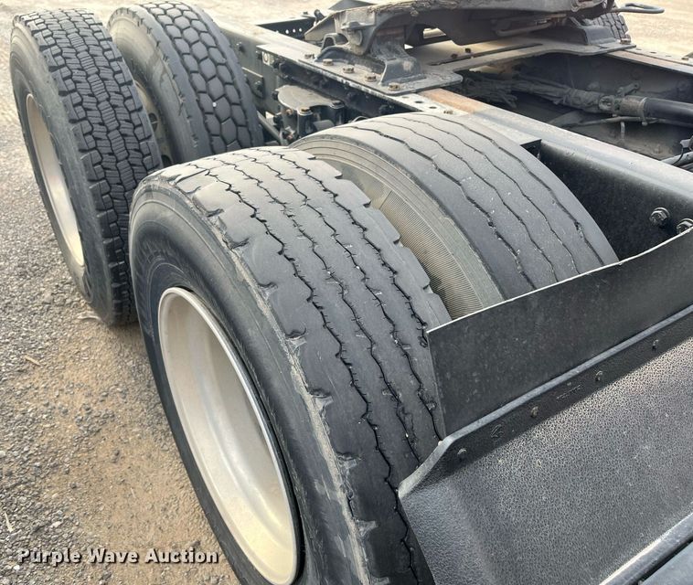 image for item EI0705 2017 Kenworth T880 semi truck