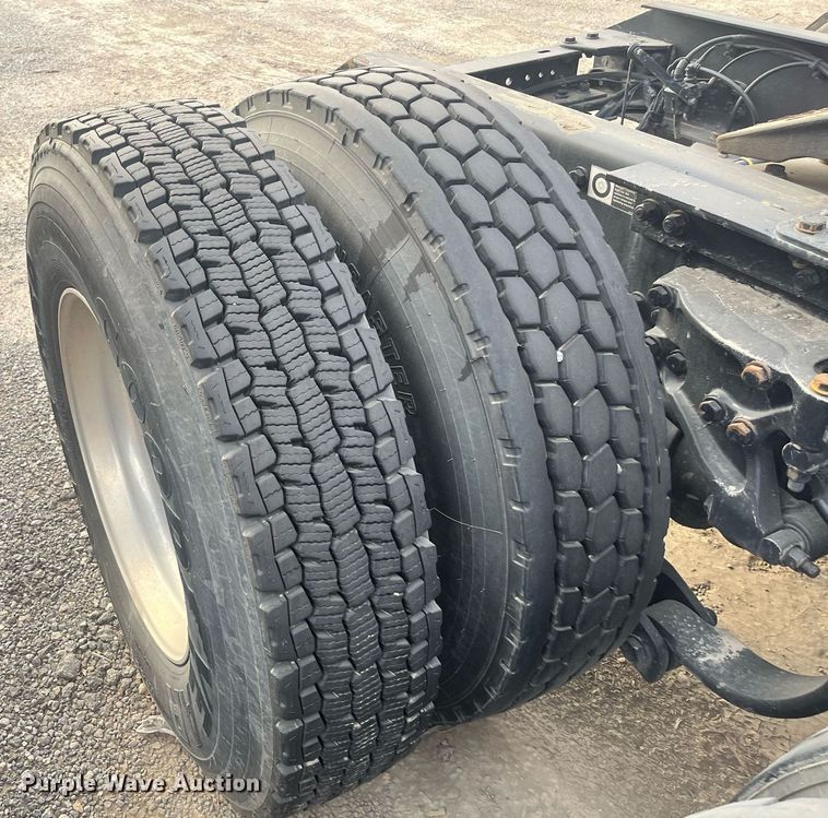 image for item EI0705 2017 Kenworth T880 semi truck