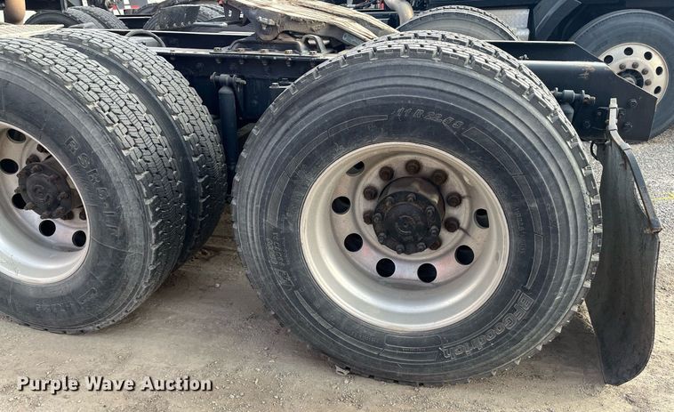 image for item EI0705 2017 Kenworth T880 semi truck