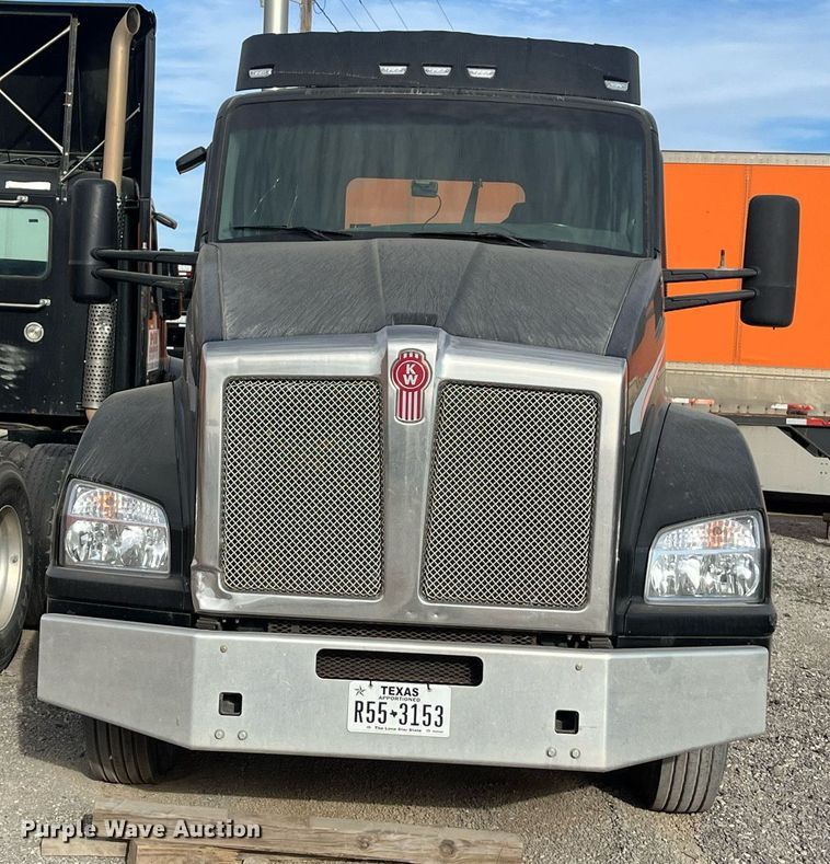 image for item EI0706 2017 Kenworth T880 semi truck
