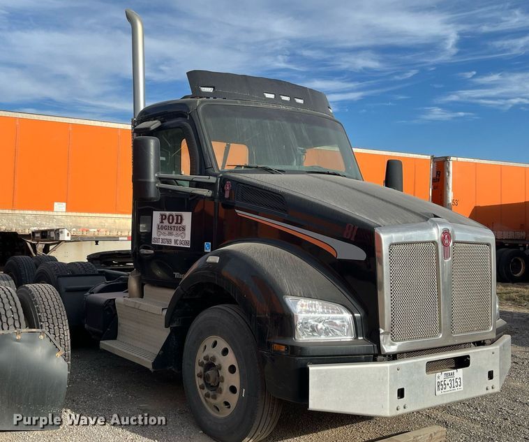 image for item EI0706 2017 Kenworth T880 semi truck
