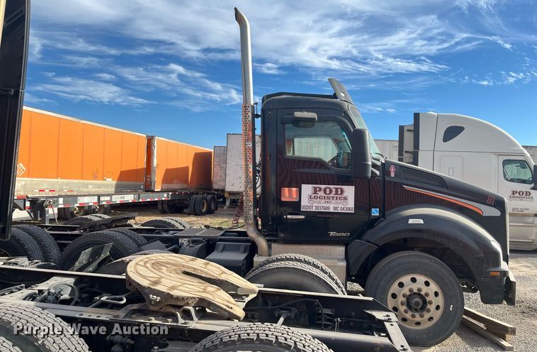 image for item EI0706 2017 Kenworth T880 semi truck