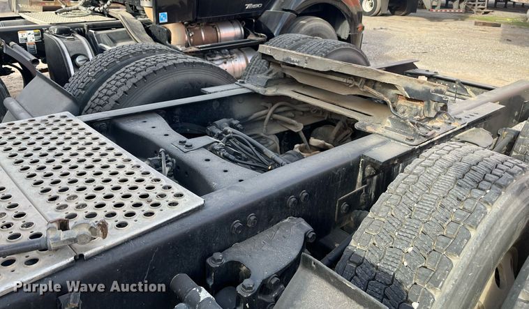 image for item EI0706 2017 Kenworth T880 semi truck