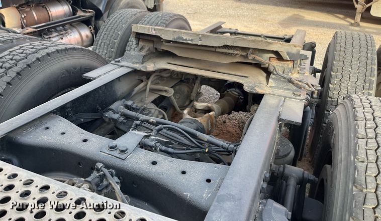 image for item EI0706 2017 Kenworth T880 semi truck