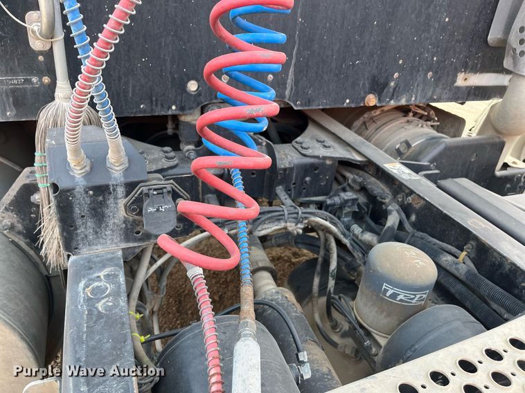 image for item EI0706 2017 Kenworth T880 semi truck