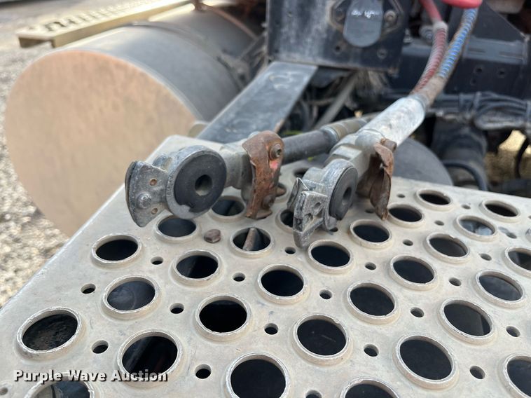 image for item EI0706 2017 Kenworth T880 semi truck