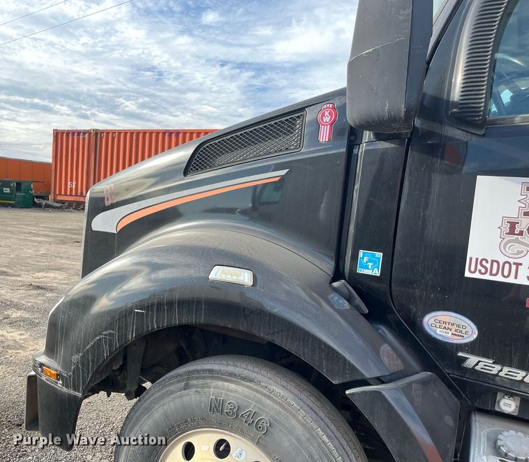 image for item EI0706 2017 Kenworth T880 semi truck