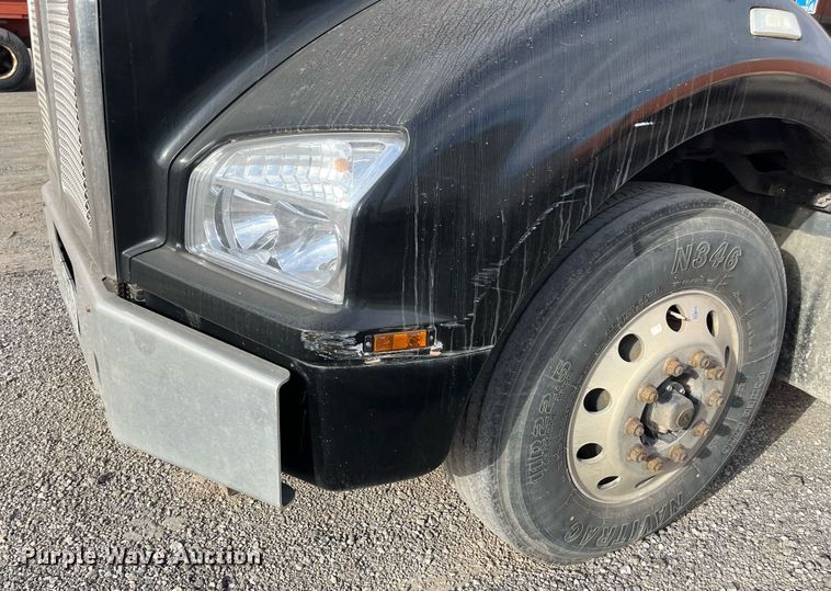 image for item EI0706 2017 Kenworth T880 semi truck