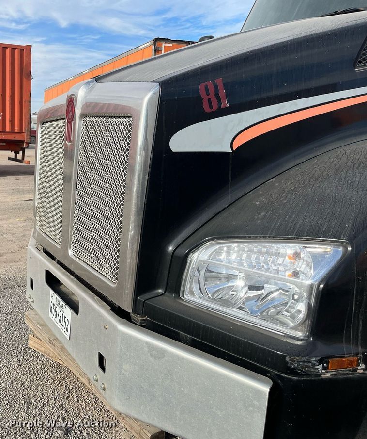 image for item EI0706 2017 Kenworth T880 semi truck