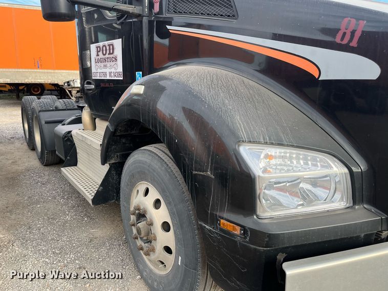 image for item EI0706 2017 Kenworth T880 semi truck