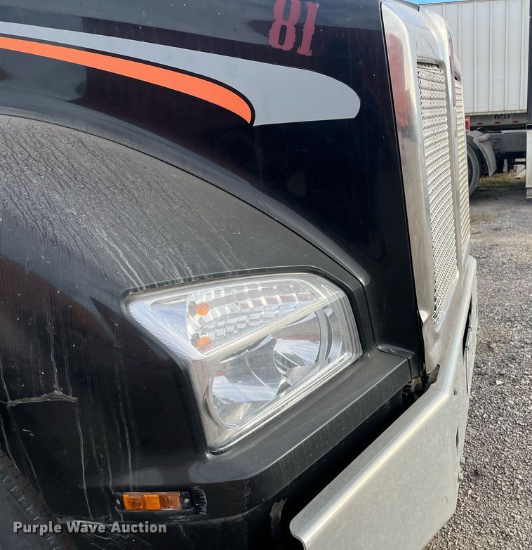 image for item EI0706 2017 Kenworth T880 semi truck