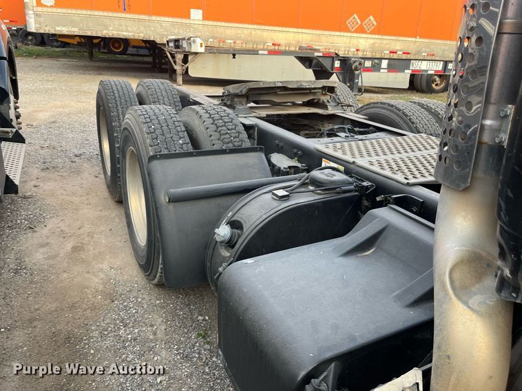 image for item EI0706 2017 Kenworth T880 semi truck