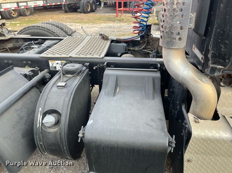 image for item EI0706 2017 Kenworth T880 semi truck