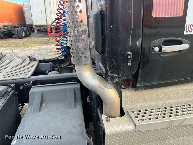 image for item EI0706 2017 Kenworth T880 semi truck