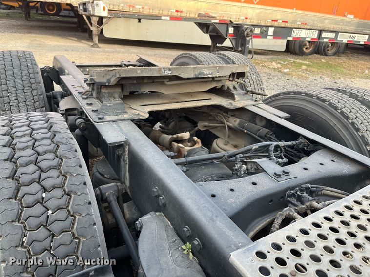 image for item EI0706 2017 Kenworth T880 semi truck