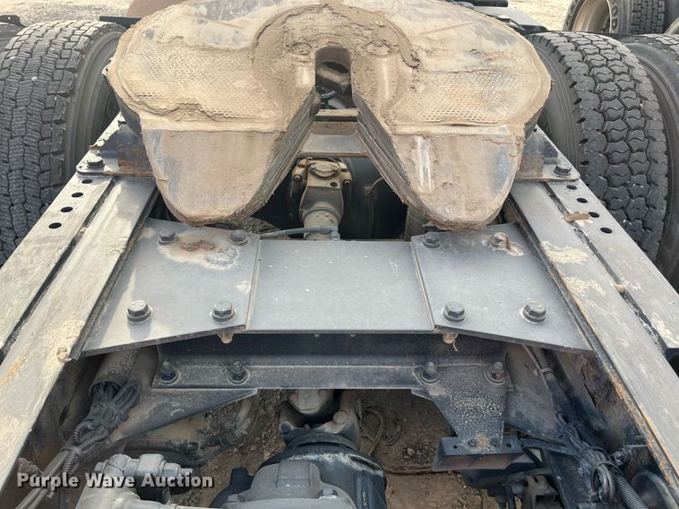 image for item EI0706 2017 Kenworth T880 semi truck