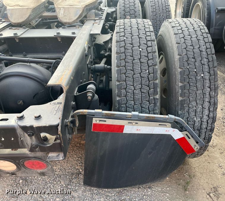 image for item EI0706 2017 Kenworth T880 semi truck