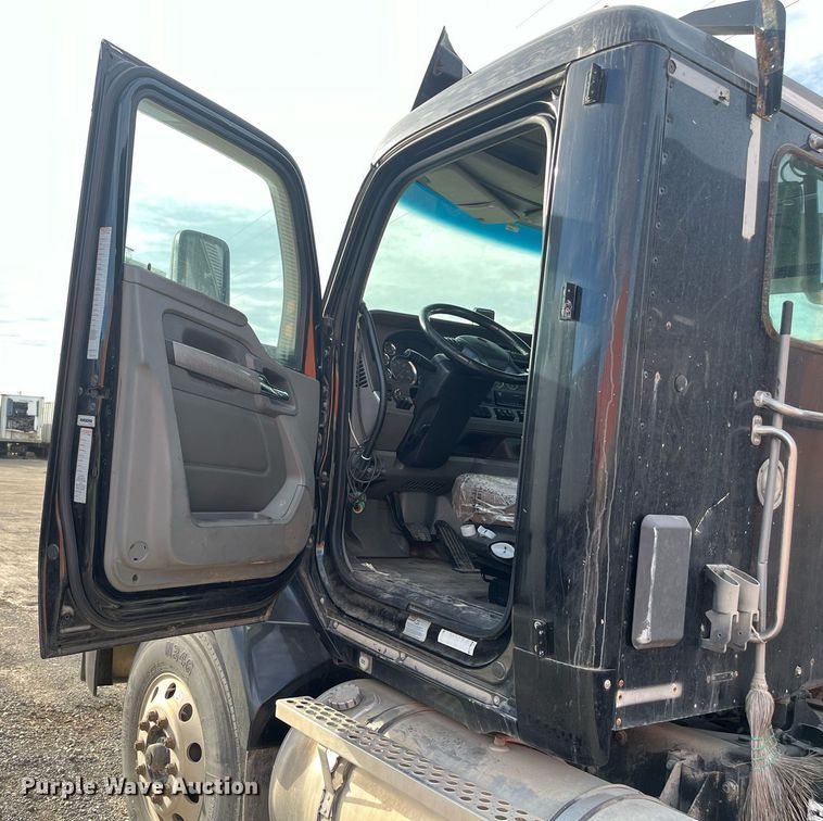 image for item EI0706 2017 Kenworth T880 semi truck
