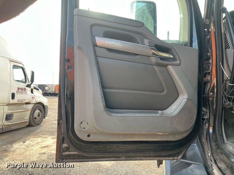 image for item EI0706 2017 Kenworth T880 semi truck