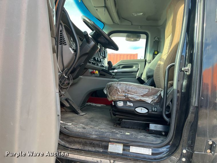 image for item EI0706 2017 Kenworth T880 semi truck