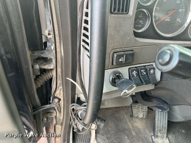 image for item EI0706 2017 Kenworth T880 semi truck