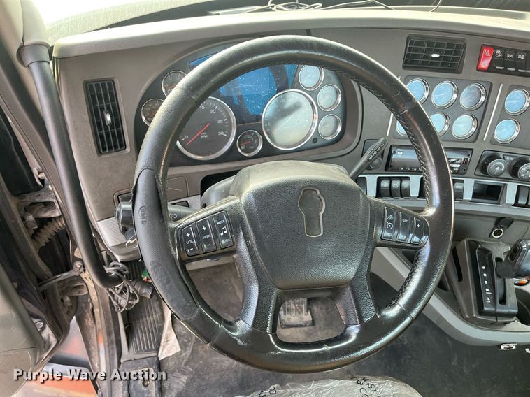 image for item EI0706 2017 Kenworth T880 semi truck