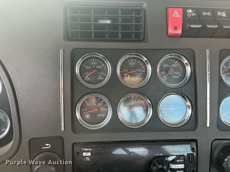 image for item EI0706 2017 Kenworth T880 semi truck