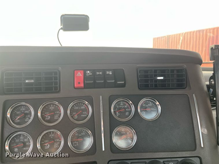 image for item EI0706 2017 Kenworth T880 semi truck