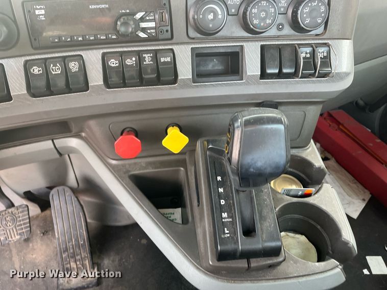 image for item EI0706 2017 Kenworth T880 semi truck