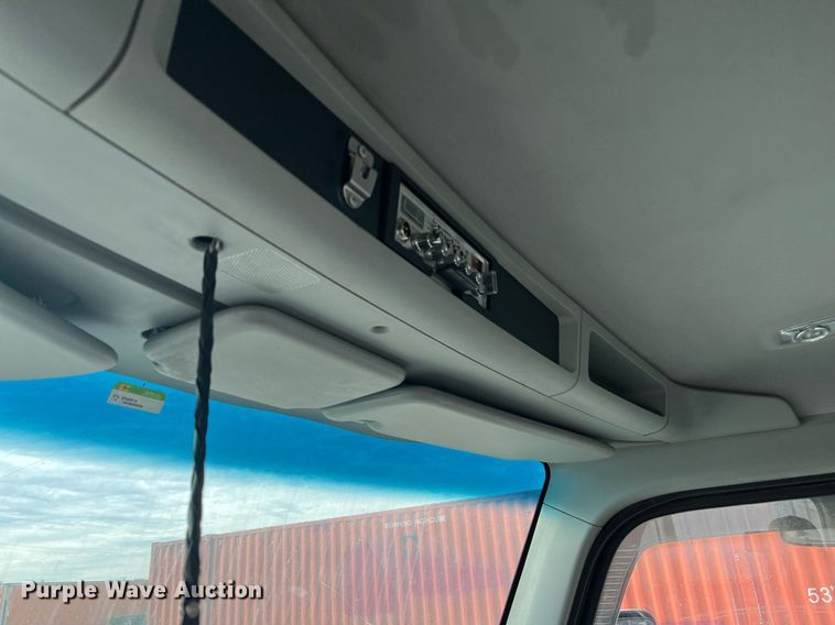 image for item EI0706 2017 Kenworth T880 semi truck