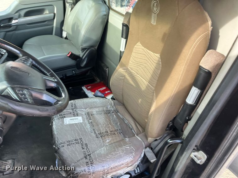 image for item EI0706 2017 Kenworth T880 semi truck