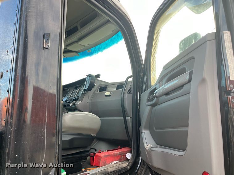 image for item EI0706 2017 Kenworth T880 semi truck