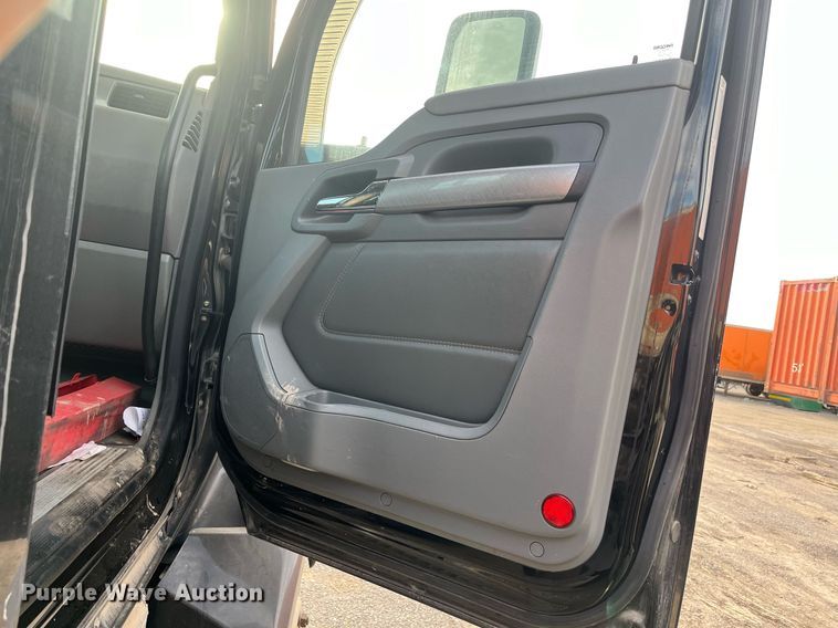 image for item EI0706 2017 Kenworth T880 semi truck