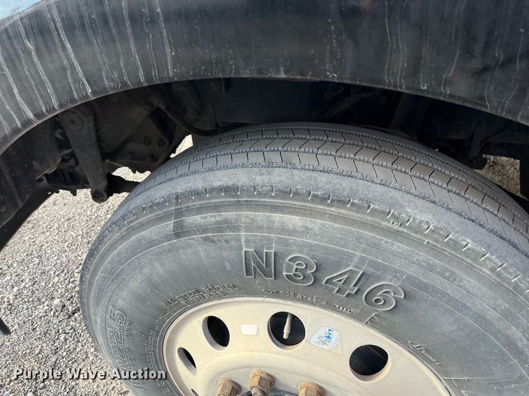 image for item EI0706 2017 Kenworth T880 semi truck