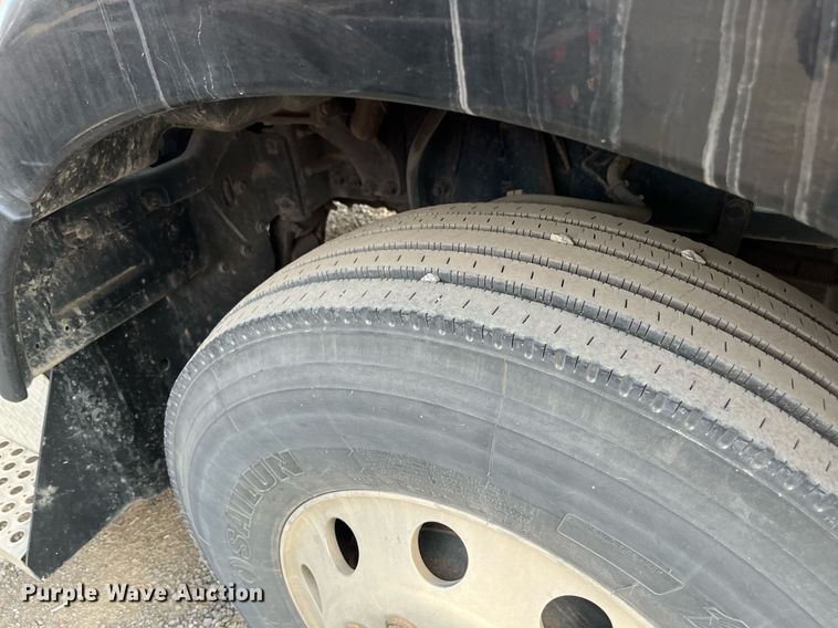 image for item EI0706 2017 Kenworth T880 semi truck