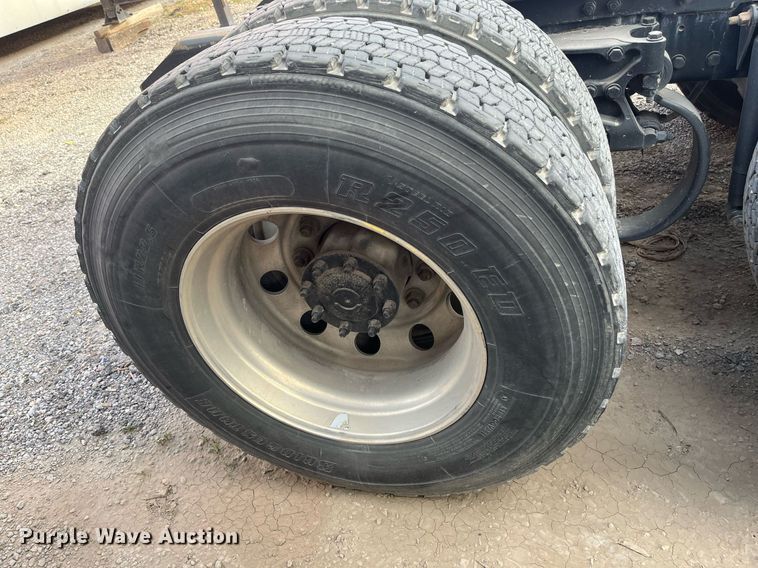 image for item EI0706 2017 Kenworth T880 semi truck