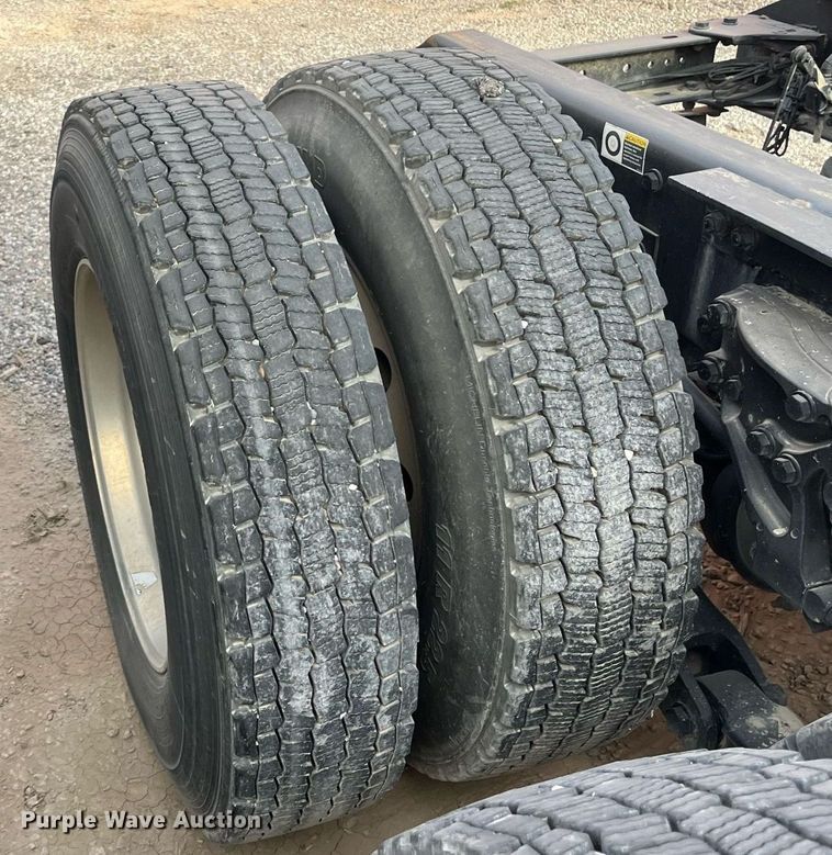 image for item EI0706 2017 Kenworth T880 semi truck