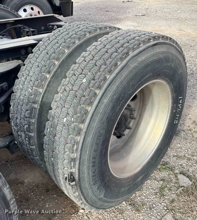 image for item EI0706 2017 Kenworth T880 semi truck