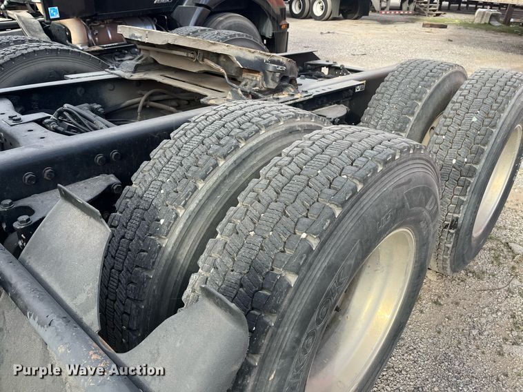 image for item EI0706 2017 Kenworth T880 semi truck