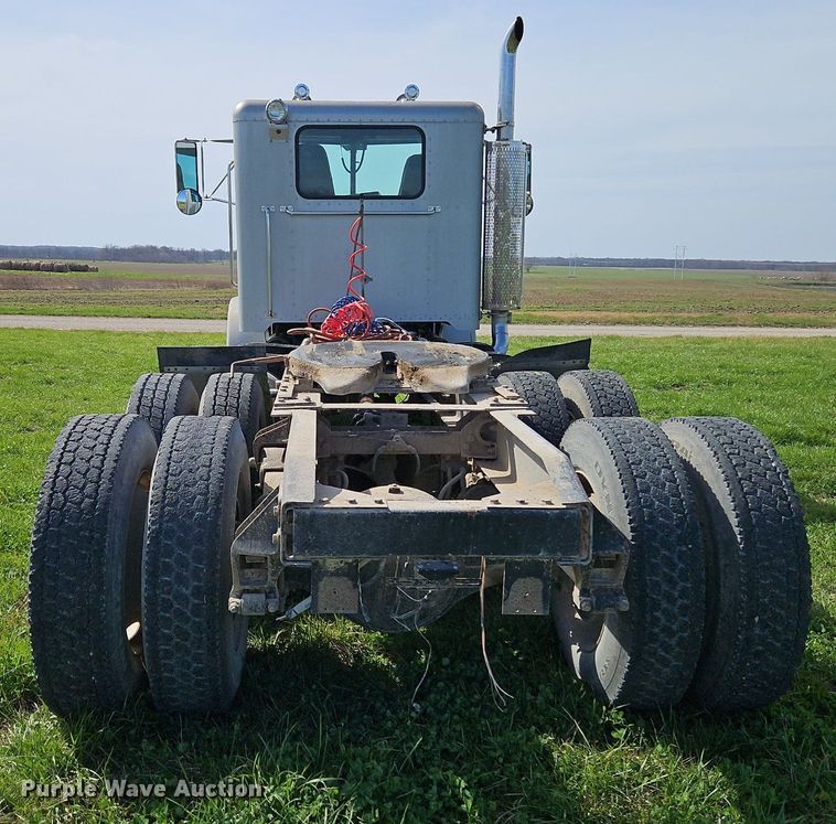image for item EI3668 1992 Peterbilt  378 semi truck