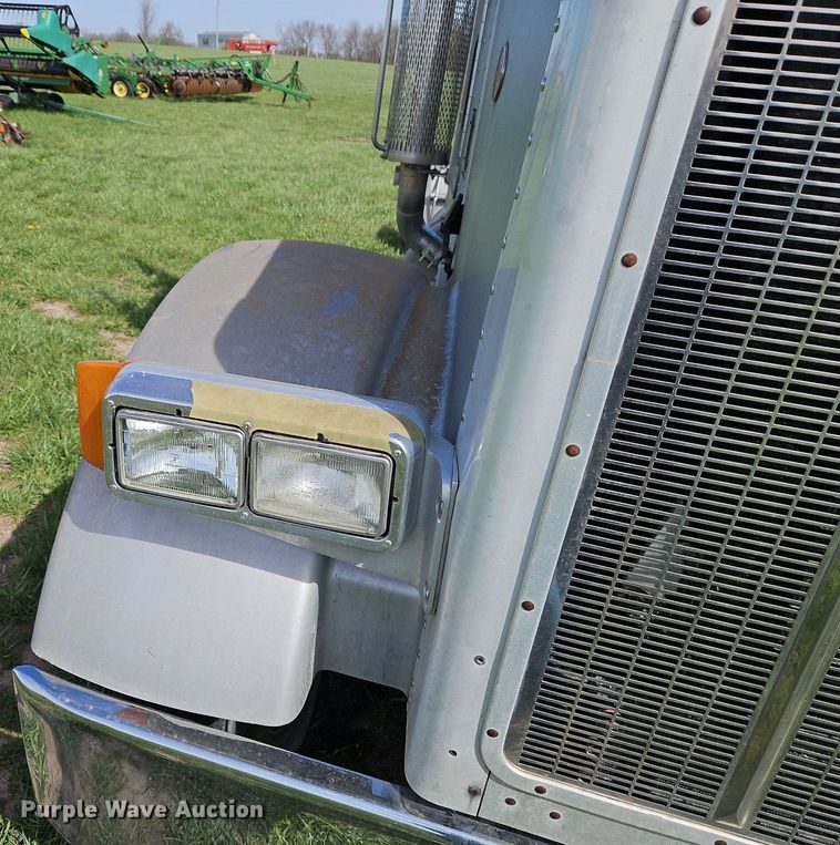 image for item EI3668 1992 Peterbilt  378 semi truck