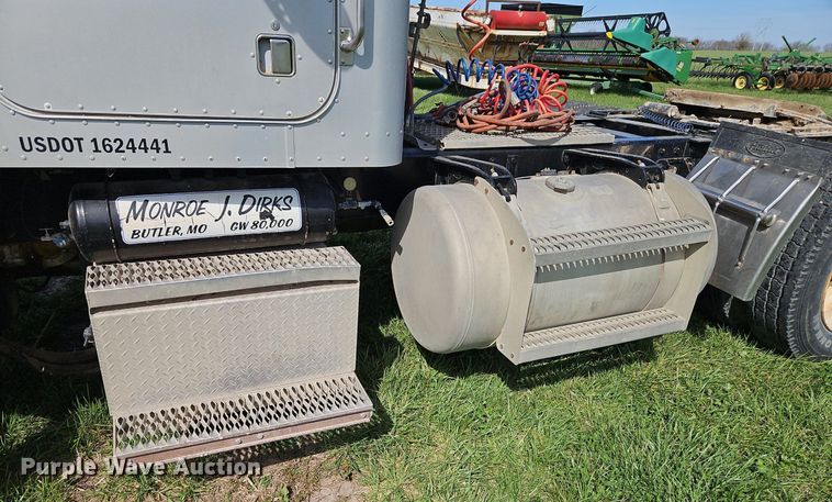 image for item EI3668 1992 Peterbilt  378 semi truck
