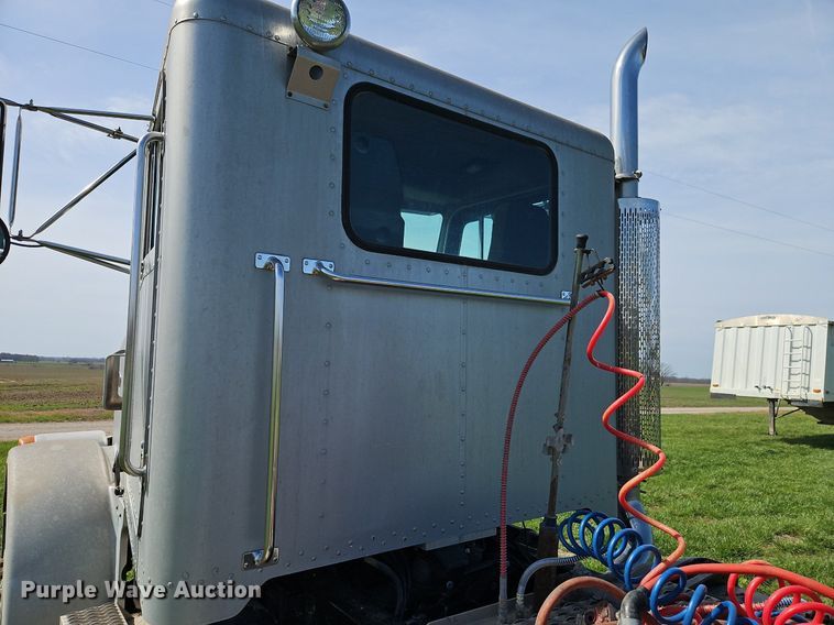 image for item EI3668 1992 Peterbilt  378 semi truck